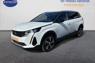 Peugeot 5008 BlueHDi 130 GT blanc nacré en 3/4 avant droit avec toit noir et jantes alliage bicolores.