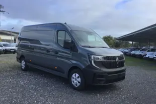 Renault Master L3H2 gris urbain vu en 3/4 avant droit, avec calandre noire distinctive et feux modernes.