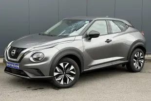 Nissan Juke 2025 gris foncé en vue 3/4 avant droit, avec jantes alliage et calandre distinctive chromée.