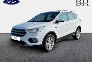 Ford Kuga blanc Glacier vu en 3/4 avant droit, avec jantes alliage et calandre noire distinctive.