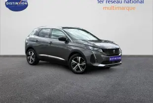 Peugeot 3008 Gris Platinium vue 3/4 avant droit, soulignant sa calandre noire et ses jantes alliage modernes.