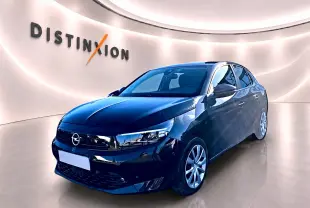 Opel Corsa noire vue 3/4 avant droit dans un showroom lumineux avec logo Distinxion en arrière-plan.