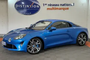 Vue de profil côté gauche d'une Alpine A110 Légende bleu électrique avec jantes alliage et phares ronds LED.
