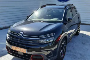 Citroën C5 Aircross noir vue 3/4 avant droit, avec détails rouges sur la calandre et jantes bi-ton.
