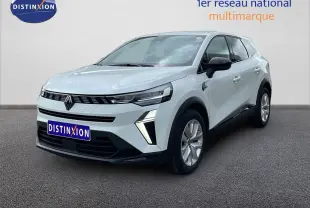 Renault Symbioz E-Tech blanc nacré, vue 3/4 avant droit, avec calandre moderne et feux LED distinctifs.