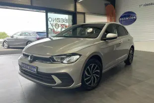 Volkswagen Polo gris clair vue 3/4 avant droit en intérieur avec jantes alliage et calandre chromée.
