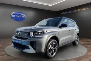 Vue 3/4 avant d'un Citroën C3 Aircross hybride gris foncé avec jantes distinctives et rétroviseurs noirs.