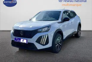 Peugeot 2008 blanc vue 3/4 avant droit, avec calandre noire et feux diurnes à LED verticales distinctifs.