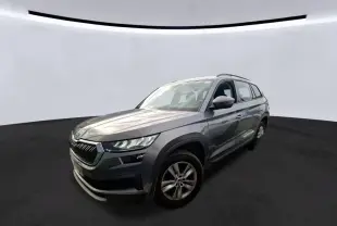 Vue 3/4 avant droit d'un Skoda Kodiaq gris 2023 avec jantes alu 17 pouces et calandre noire chromée.