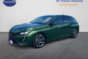Peugeot 308 vert 3/4 avant droit, jantes aluminium et phares LED distinctifs sur fond neutre.