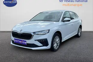 Vue 3/4 avant droite d'une Skoda Scala blanc glacier avec calandre noire et jantes alliage 16 pouces.