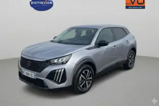 Peugeot 2008 Hybrid 145 gris en 3/4 avant droit, avec calandre noire et jantes 16 pouces distinctives.