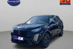 Peugeot 2008 Hybrid 145 e-DCS6 Style noir vue 3/4 avant droit avec calandre distinctive et jantes 16 pouces.