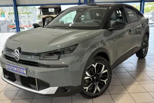 Citroën C4 vert Manhattan en 3/4 avant droit, toit noir bi-ton et jantes alliage 18 pouces visibles en showroom.