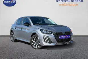 Peugeot 208 gris Artense vue 3/4 avant droit, avec calandre noire et jantes alliage distinctives.