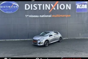 Peugeot 208 Hybrid gris clair vue 3/4 avant droit, avec phares LED et jantes noires distinctives.