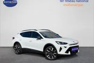 Vue 3/4 avant droit d'une CUPRA Formentor blanc Nevada métallisé avec jantes alliage et barres de toit noires.