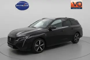 Peugeot 308 SW Hybrid 145 GT noir en 3/4 avant droit avec barres de toit et jantes alliage 18 pouces.