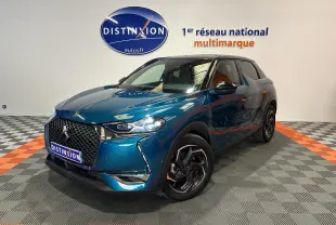 DS3 Crossback Bleu Millenium en 3/4 avant droit, avec calandre distinctive et jantes noires bicolores.