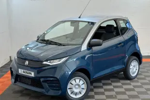 Vue 3/4 avant droite d'une Aixam Ambition 0.5 City Pack bleu avec rétroviseur caméra côté gauche visible.