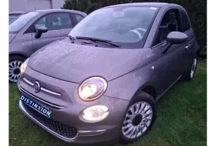 Vue 3/4 avant droite d'une Fiat 500 gris Electroclash avec phares allumés et jantes spécifiques Dolcevita.