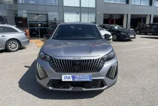 Vue de face d’un Peugeot 2008 gris métal 2025 avec calandre noire distinctive et plaque "Véhicules Occasions".