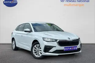 Vue 3/4 avant d'une Skoda Scala blanche Cristal avec calandre noire et jantes alliage argentées.