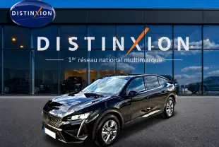 Peugeot 408 Hybrid 145 allure noir vue 3/4 avant droit, avec jantes alu et phares LED allumés.