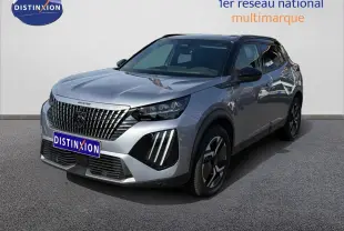 Peugeot 2008 1.2 Hybrid 145 GT gris Artense avec toit noir, vue 3/4 avant mettant en valeur la calandre et les phares LED.