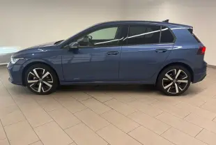 Vue de profil côté gauche d'une Volkswagen Golf 1.5 TSI 116 BVM6 Bleu Anémone avec jantes alliage 18 pouces Catania.