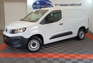 Vue de profil côté gauche d'un utilitaire Peugeot Partner XL blanc avec protections latérales noires en intérieur showroom.