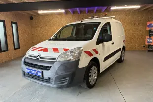 Vue 3/4 avant droit d'un utilitaire Citroën Berlingo blanc de 2016 avec bandes rouges réfléchissantes et pare-chocs noir mat.