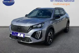 Peugeot 2008 gris en 3/4 avant droit, avec calandre distinctive et barres de toit visibles.