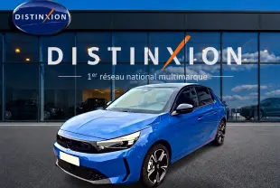 Opel Corsa 1.2 turbo bleu vue 3/4 avant droit, avec jantes alu noires et calandre noire brillante.
