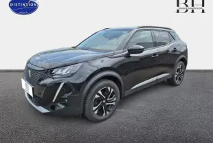 Peugeot 2008 noir Perla Nera vue 3/4 avant droit, jantes alu et feux LED distinctifs visibles.