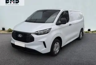 Ford Transit Custom Fourgon blanc Glacier vu en 3/4 avant droit, avec calandre noire et porte latérale coulissante.