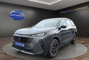 Peugeot 5008 gris foncé en 3/4 avant droit, avec calandre noire et jantes alliage noires brillantes.