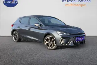 SEAT Leon 1.5 eTSI Hybrid 2025 en gris magnétique métal, vue 3/4 avant avec jantes alliage distinctives.