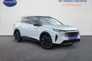 Peugeot 5008 Hybrid blanc Okénite, vue 3/4 avant droit, avec toit noir et jantes noires distinctives.