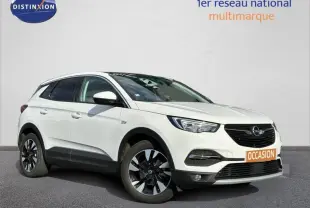Opel Grandland X blanc perle en vue 3/4 avant droit avec jantes alliage noires et calandre noire.