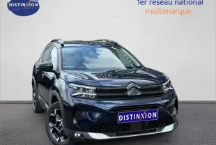 Citroën C5 Aircross 2025 bleu foncé en 3/4 avant droit avec calandre distinctive et jantes alliage.