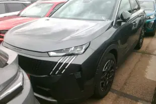 Peugeot 3008 gris foncé en 3/4 avant droit, avec jantes alliage 19'' diamantées et peinture métallisée.