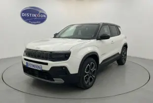 Jeep Avenger blanc en 3/4 avant droit, toit noir contrasté et calandre noire distinctive, version Summit 2025.