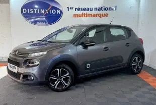 Citroën C3 gris clair vue 3/4 avant droit avec protections latérales Airbump et jantes noires dessinées.
