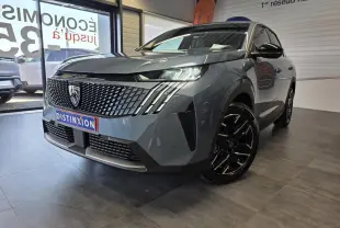 Peugeot 3008 bleu clair en 3/4 avant droit, avec calandre noire à motif diamanté et jantes alliage noires brillantes.