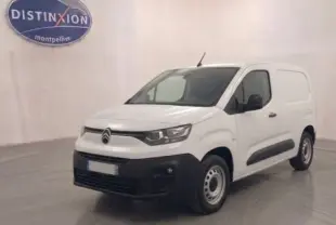 Vue 3/4 avant d’un Citroën Berlingo blanc 2026, version utilitaire diesel avec protections noires sur les portières.