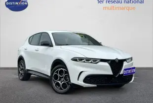Vue 3/4 avant droite de l'Alfa Romeo Tonale blanc Monterosa avec jantes alu distinctives et calandre noire.