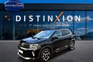 Citroën C5 Aircross noir en 3/4 avant droit, avec jantes alu distinctives et protections latérales grises.