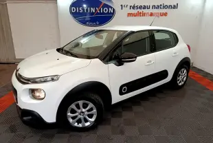 Citroën C3 blanche vue 3/4 avant droit, avec protections latérales noires et jantes alliage argentées.