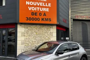 Peugeot 208 Hybrid 110 e-DCS6 GT gris clair vue 3/4 avant droit avec phares LED et jantes noires.